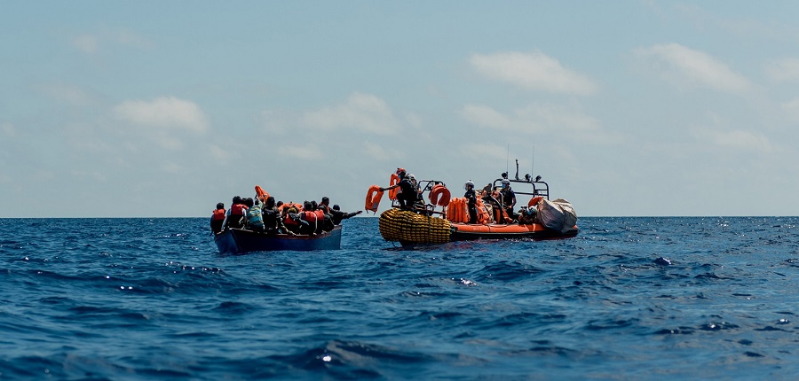 Barca di legno alla deriva soccorsa da SOS Mediterranee: 51 sopravvissuti, tra loro una donna incinta