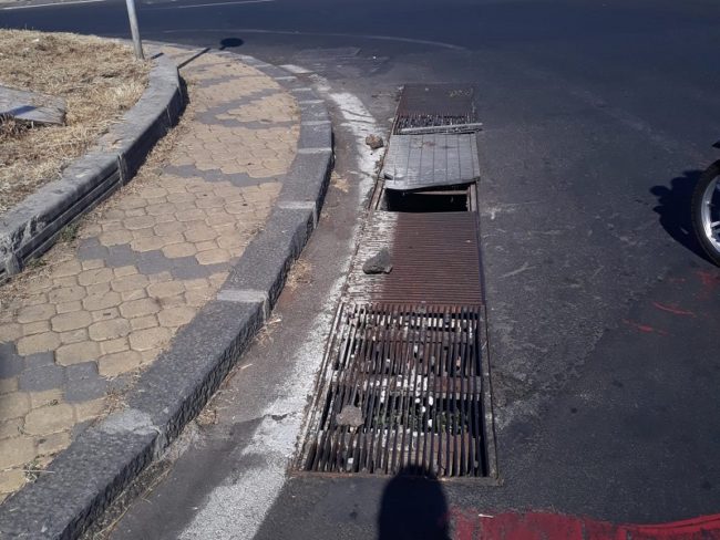 Catania, buche e spuntoni di ferro pericolosi per la viabilità. Zingale: “Totale assenza di manutenzioni”