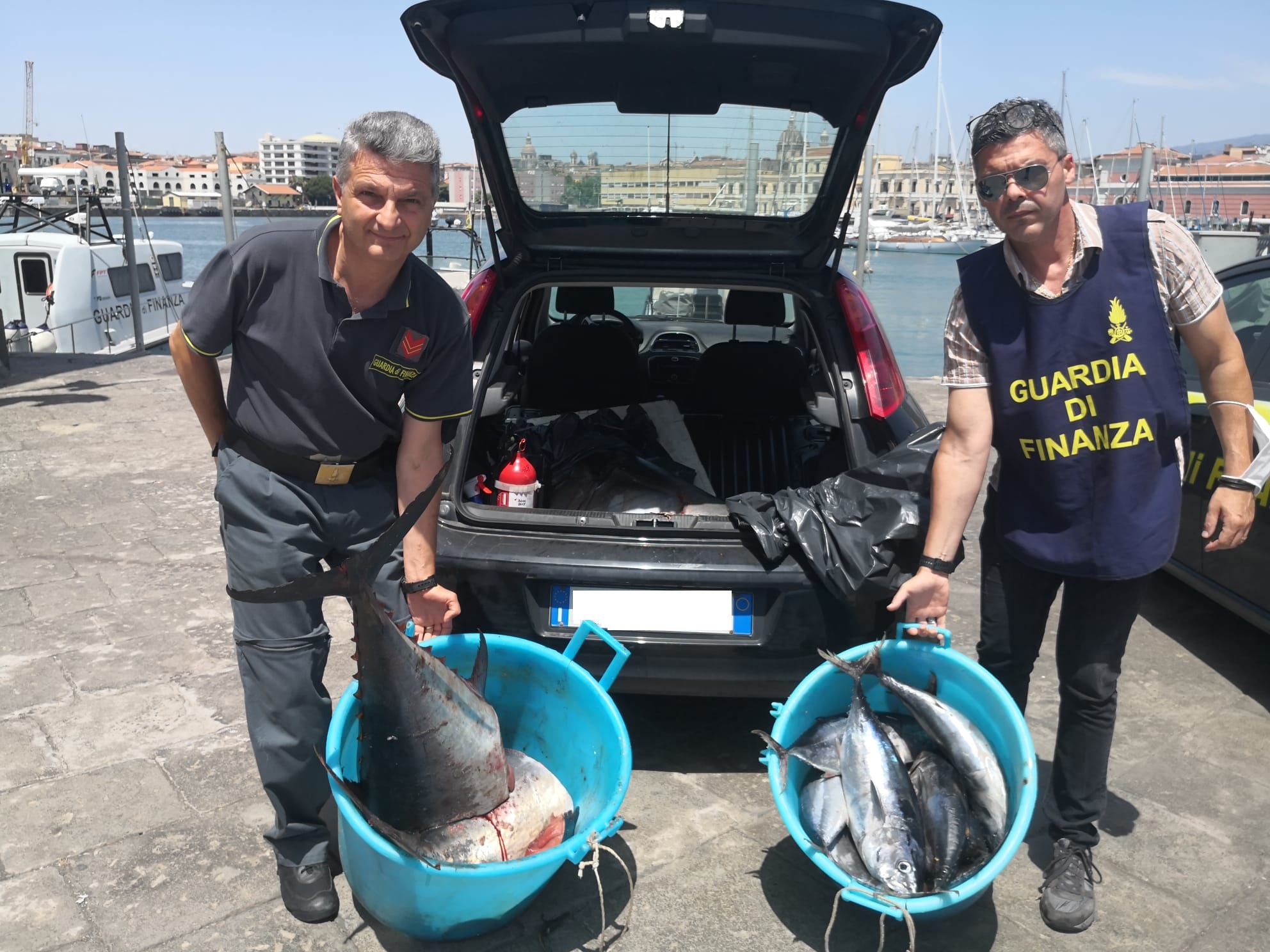 Tonno rosso sotto un vecchio furgone, blitz al mercatino domenicale di Ognina: sequestri e sanzioni