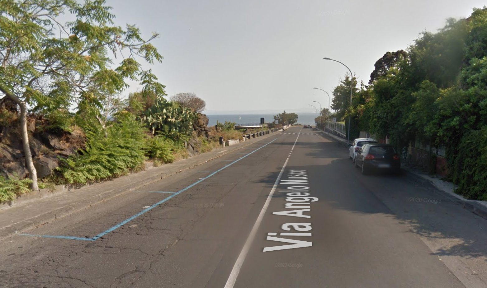 Brutto incidente ad Aci Castello, ciclista “vola” su un’auto a causa di una buca: trasportato al Cannizzaro