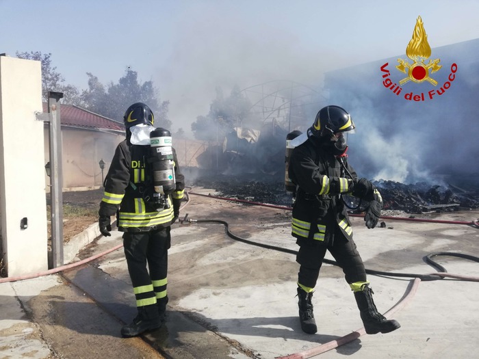 Ditta di trasporti avvolta dalle fiamme, paura a Ragusa: 15 unità di pompieri sul posto