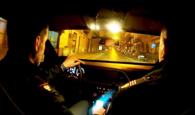 Tre complici e l’estorsione, “amico” gli ruba l’auto chiedendo riscatto per restituirgliela: in manette due uomini e una donna
