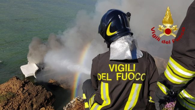 “Inferno di fuoco” alla Baia del Corallo, bungalow e strutture turistiche in fiamme: vigili del fuoco sul posto