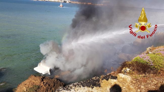 Barca va a fuoco, occupanti si gettano in mare per salvarsi: vigili del fuoco in azione – FOTO