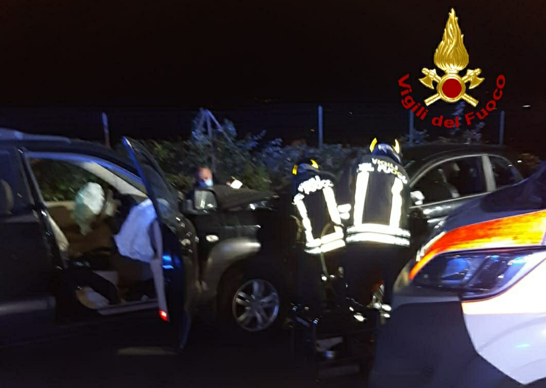 Violento scontro frontale tra auto e Suv nel Catanese: le FOTO dello schianto che ha provocato 3 feriti