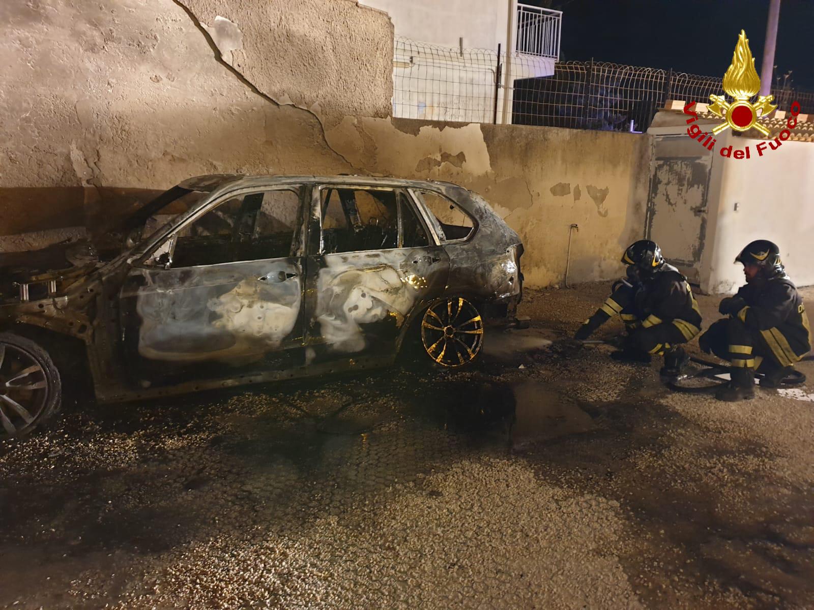 Fiamme nella notte, auto prende fuoco: intervento dei pompieri – FOTO