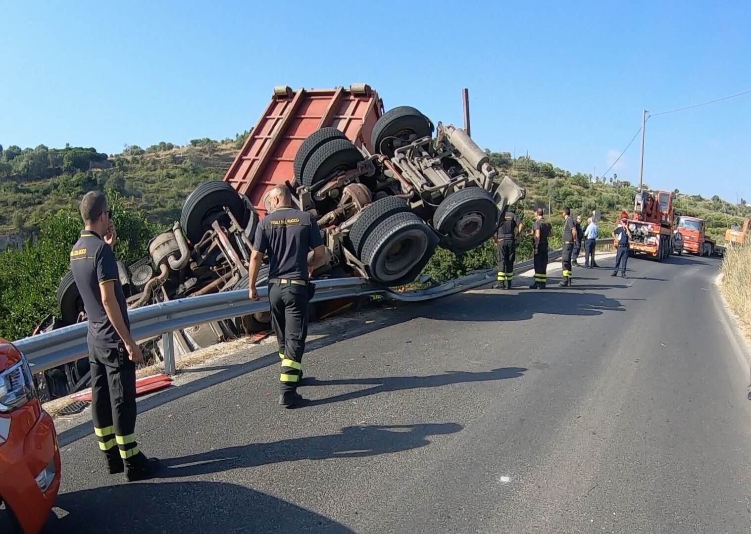 Incidente autonomo nella notte, camion si ribalta in curva: tanta paura per il conducente