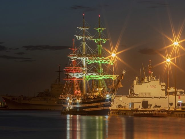 L’Amerigo Vespucci torna in Sicilia: passaggio nello Stretto di Messina e approdo a Siracusa