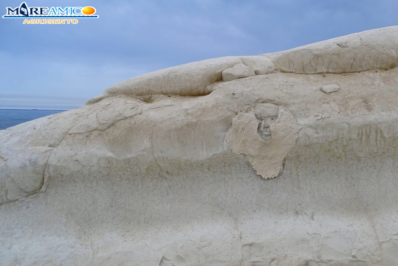 Punta bianca presa nuovamente di mira, ricompare l’incisione nella roccia: interviene Mareamico – VIDEO