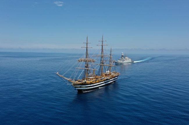 Lo spettacolo dell’Amerigo Vespucci continua a incantare i siciliani: tappa a Favignana