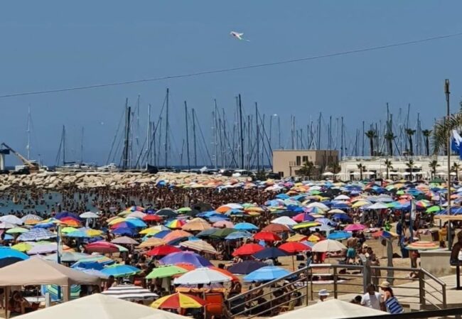 Spiagge in Sicilia, tra assembramenti e rispetto della distanza: post di Sigfrido Ranucci accende dibattito