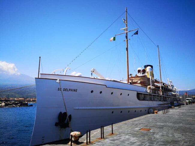 Viaggio a 5 stelle sulla Ss Delphine: lo yacht che fu di Stéphanie di Monaco approda nel Catanese