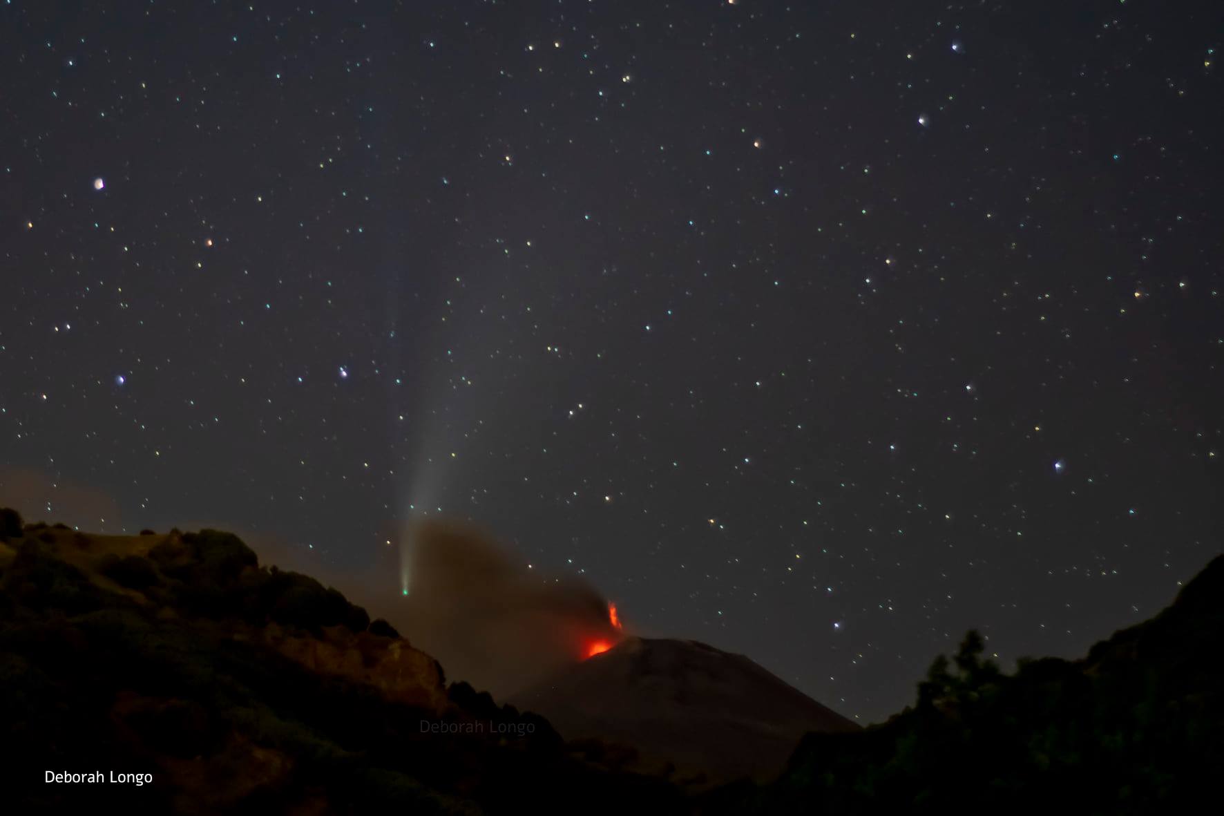 La cometa Neowise “arriva” a Catania e “abbraccia” l’Etna: lo scatto che sta affascinando il web