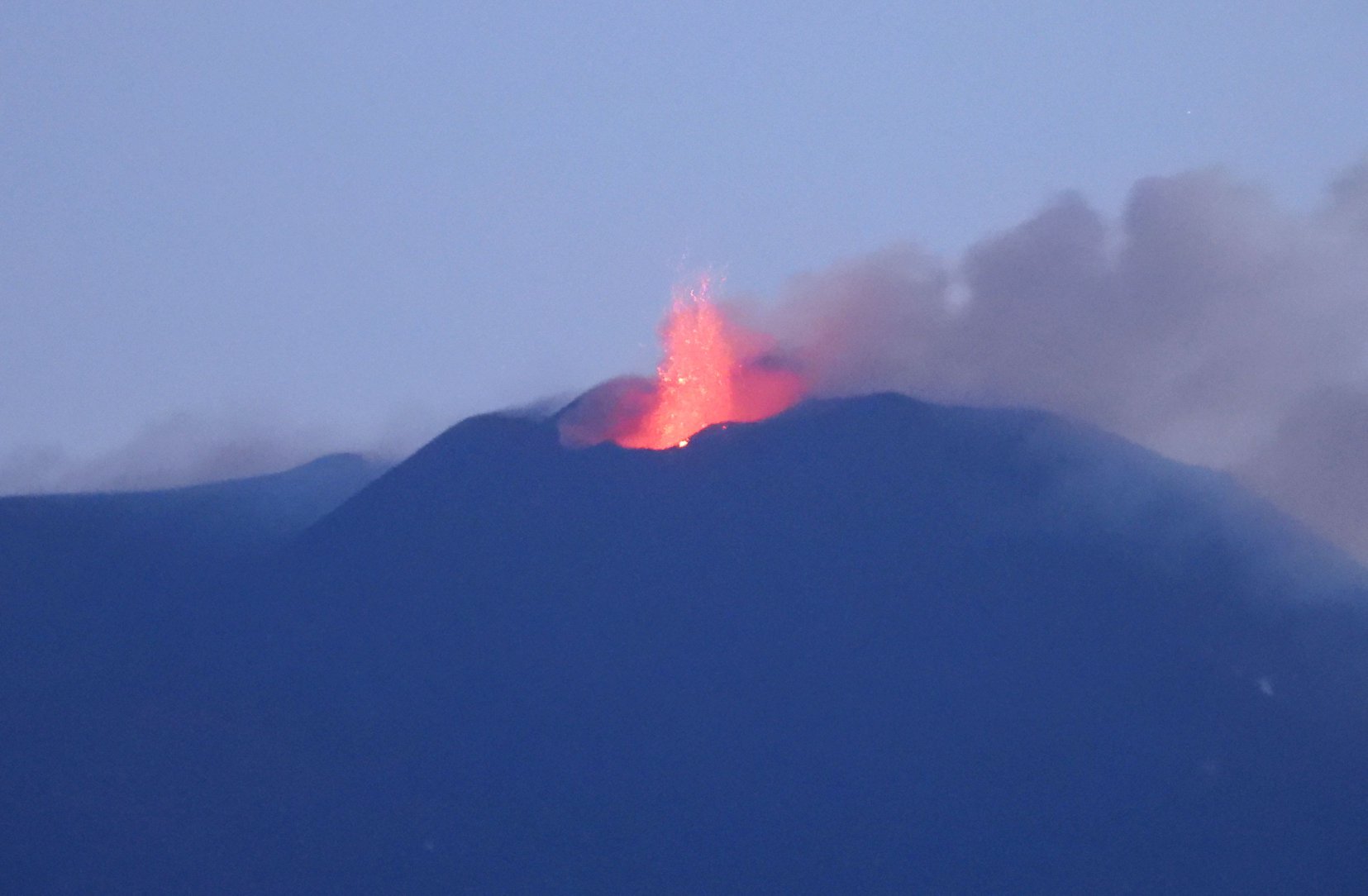 Etna “in fermento”, forte intensificazione dell’attività stromboliana dal cratere di Sud Est: fontana di lava