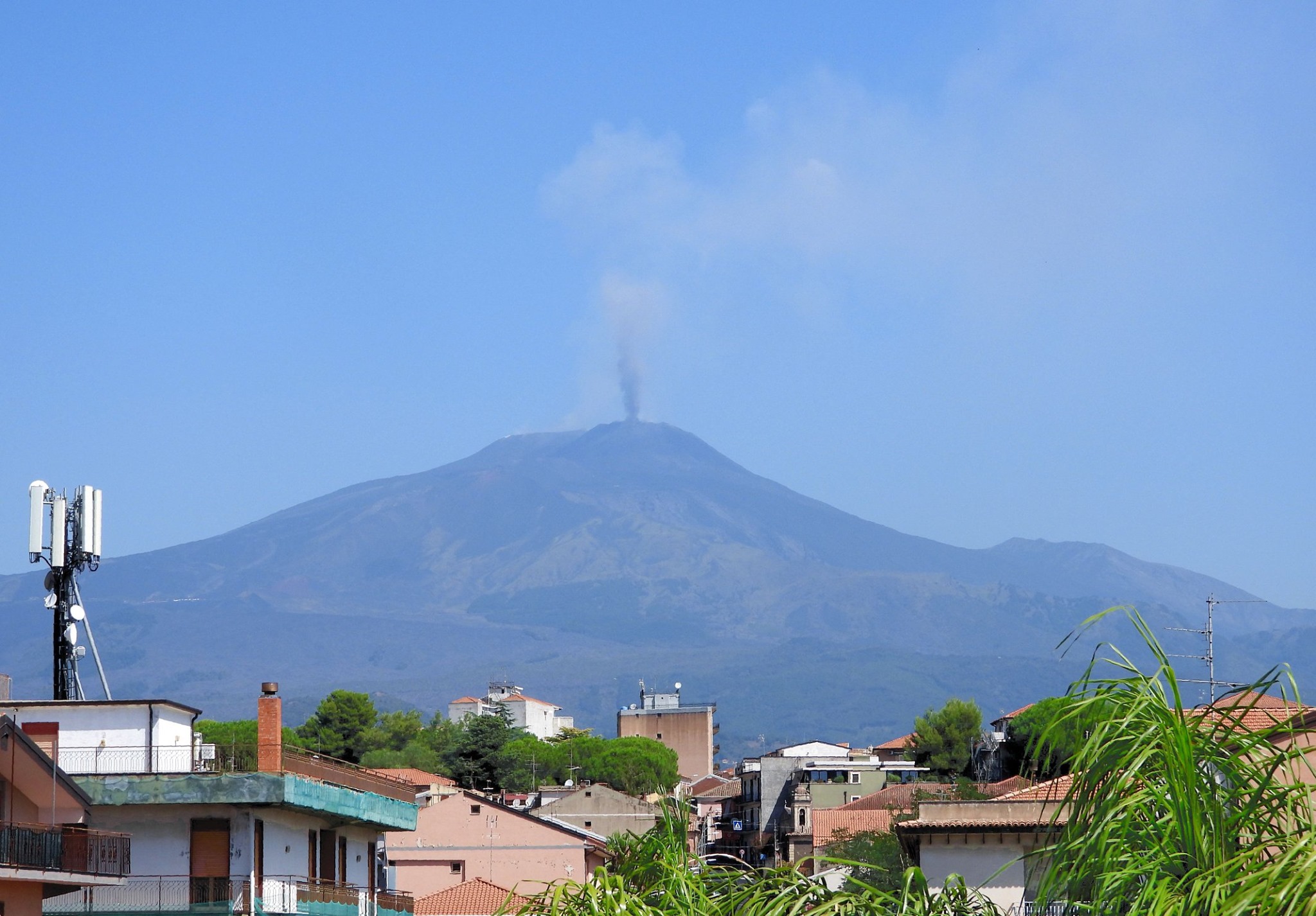 L’Etna cattura gli sguardi: l’attività stromboliana illumina il cielo sopra Catania