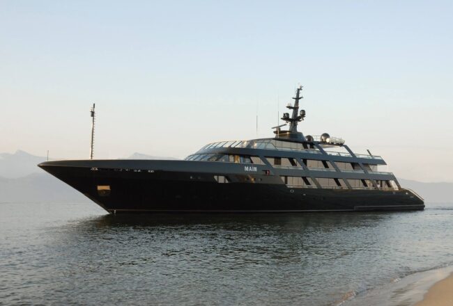 Da Panarea a Siracusa, continua l’estate Made in Sicily di Giorgio Armani: mega yacht incanta i presenti