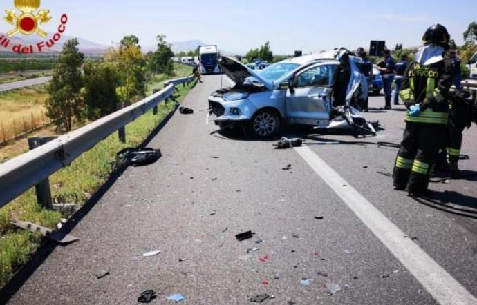 Tragico impatto sulla A19, lo scontro con un’auto e il frontale con il camion: morta una donna di Catania
