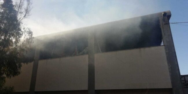 Vasto incendio in una falegnameria: 6 squadre di vigili del fuoco in azione per domare le fiamme
