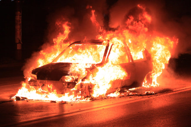 Paura in ospedale nella notte, a fuoco l’auto di un infermiere