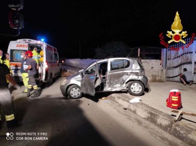Paura lungo la circonvallazione, violento scontro tra due auto: una donna incastrata tra le lamiere – FOTO