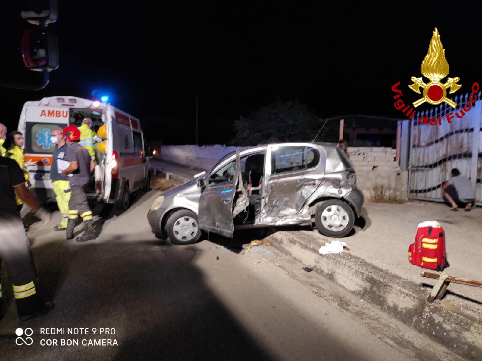 Paura lungo la circonvallazione, violento scontro tra due auto: una donna incastrata tra le lamiere – FOTO