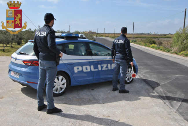 Pugni, testate e sputi contro gli agenti in piazza della Repubblica: arrestato mazarese