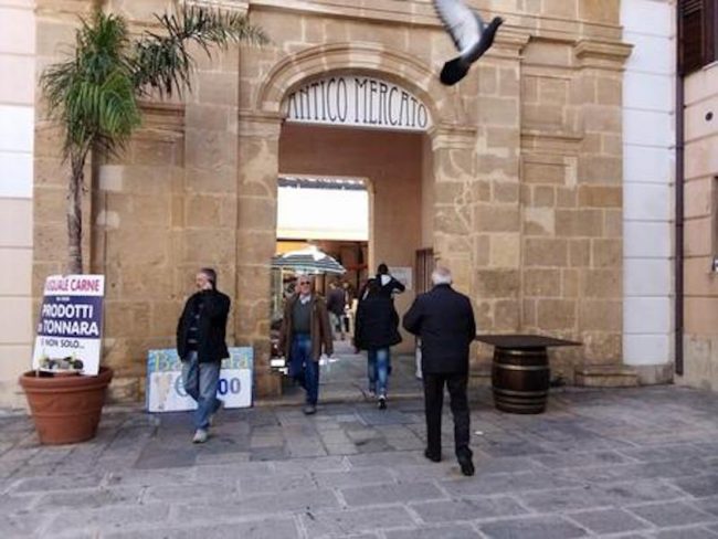 Buttafuori negano accesso in un locale a giovani africani: la denuncia in un video