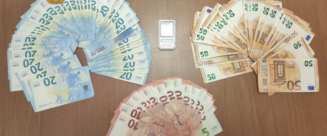 Spacciava droga “a domicilio” e nascondeva le scorte in cucina: in manette pusher 33enne