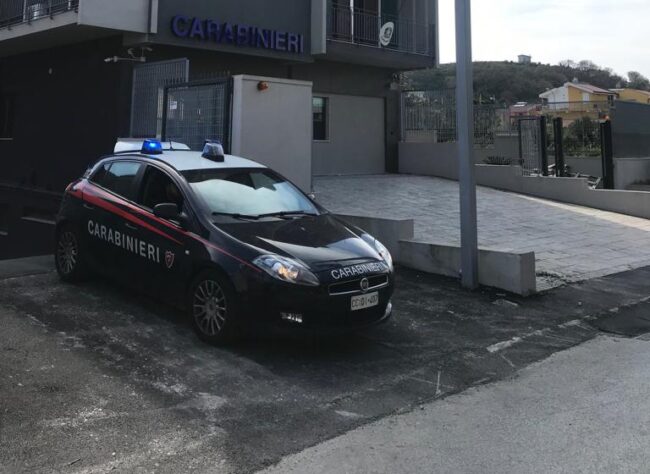 Insulti su WhatsApp ed escoriazioni al collo: donna vittima del convivente, condotto in carcere