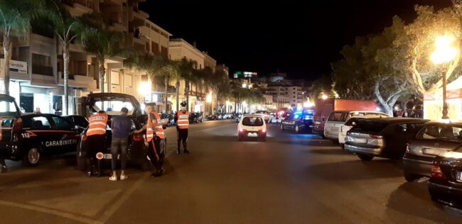 Oltre 100 mezzi controllati e 243 persone nel mirino dei carabinieri: posti di blocco nella “movida”