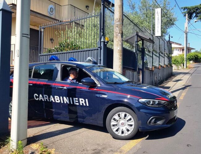 Scene da film nel Catanese: 26enne tradisce la compagna, la picchia e le sputa addosso. Pretendeva la casa e il figlio