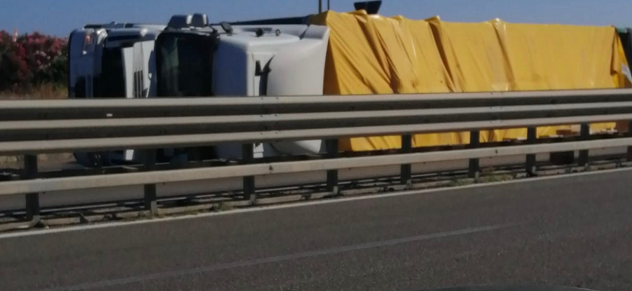 Camion si ribalta lungo la Palermo-Catania, traffico bloccato e autista ferito