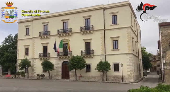Favori, minacce e abuso d’ufficio. Il “clan” del Comune capeggiato dal sindaco e appoggiato dagli imprenditori: i DETTAGLI dell’operazione “Cerbero”