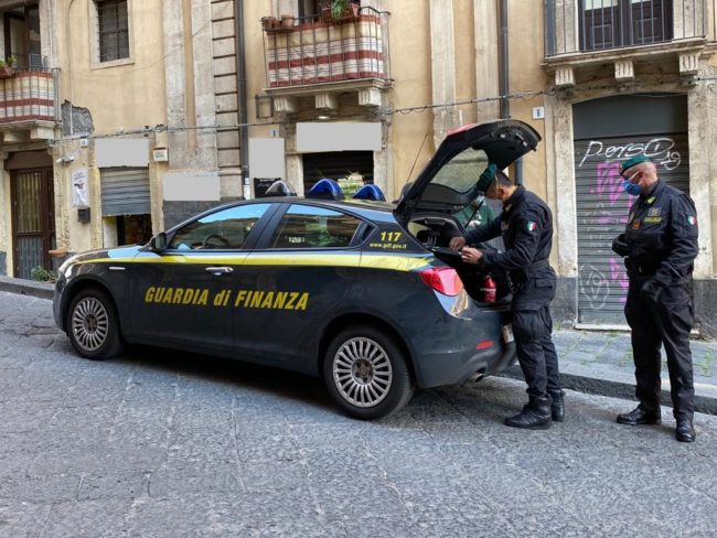 Marijuana coltivata trovata in un appartamento di Picanello: arrestato 36enne – FOTO