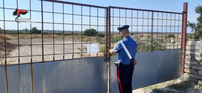 Si appropria abusivamente del terreno di un’impresa edile in disuso e ne fa discarica: denunciato 45enne