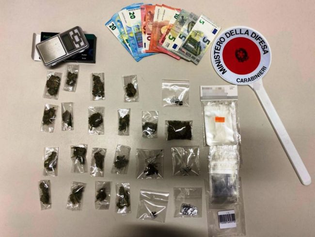 Trovato in possesso di marijuana e di una cospicua somma di denaro: arrestato giovane pusher