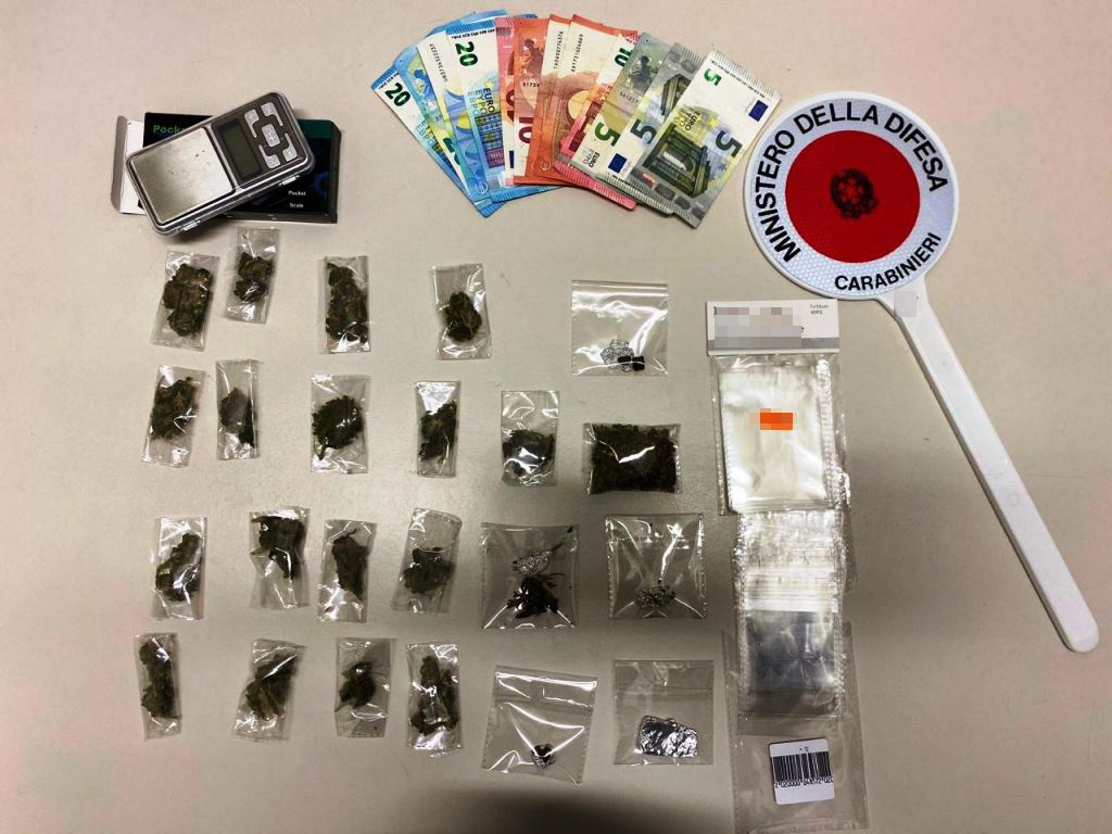 Trovato in possesso di marijuana e di una cospicua somma di denaro: arrestato giovane pusher