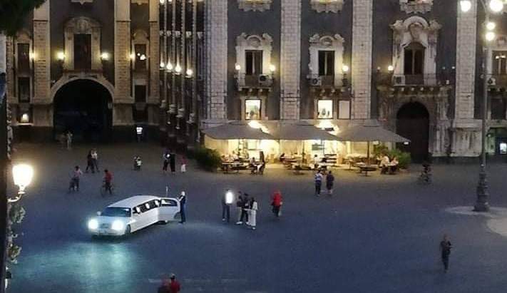 Limousine in piazza Duomo per festeggiare 18esimo: dopo la foto virale rintracciato e multato il proprietario