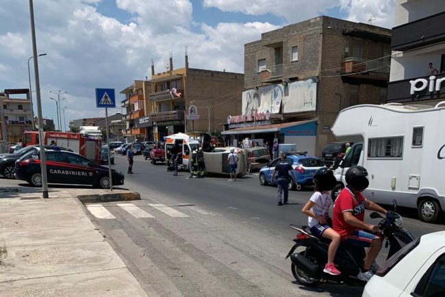 Renault Megane si ribalta dopo scontro con una Fiat Panda: due feriti