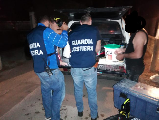 Pesca subacquea notturna, segnalazione “fatale” per 3 sub: sanzionati e sequestrata l’attrezzatura