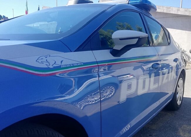 Tentano di rubare pacchetti di sigarette in un distributore, ma la polizia li becca: ai domiciliari due giovani