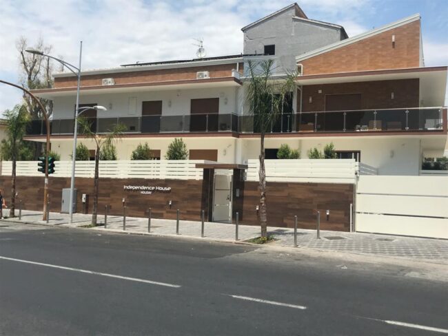 Nuova vita per il Corso Indipendenza, inaugurata una casa vacanze finanziata dall’UE e progettata da donne