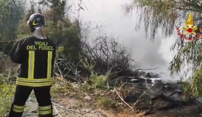 Nube nera su Catania, vasto incendio a San Francesco la Rena: sul posto vigili del fuoco, Forestale e Protezione civile – VIDEO