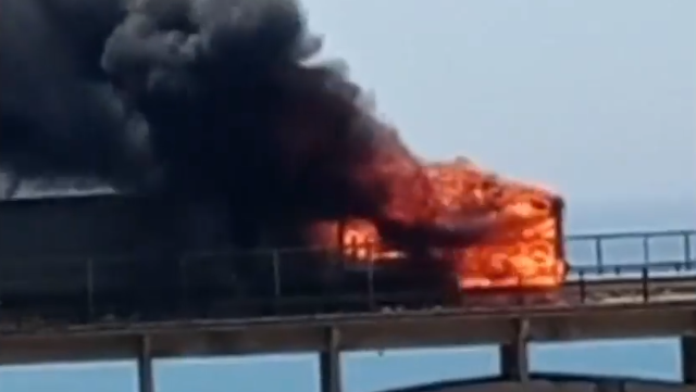 Paura lungo la Strada Statale 115, camion avvolto dalle fiamme: conducente salvo per miracolo – VIDEO