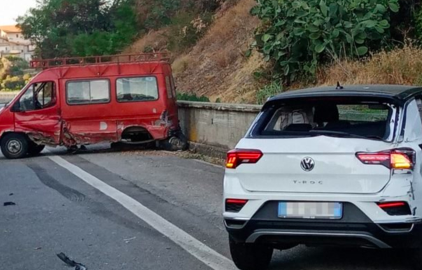 Incidente sulla Messina-Catania, scontro tra tre mezzi: feriti e traffico in tilt