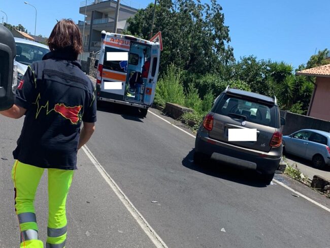Incidente a San Gregorio di Catania, scontro tra due auto in via Cerza: ferito un uomo, sotto choc una donna