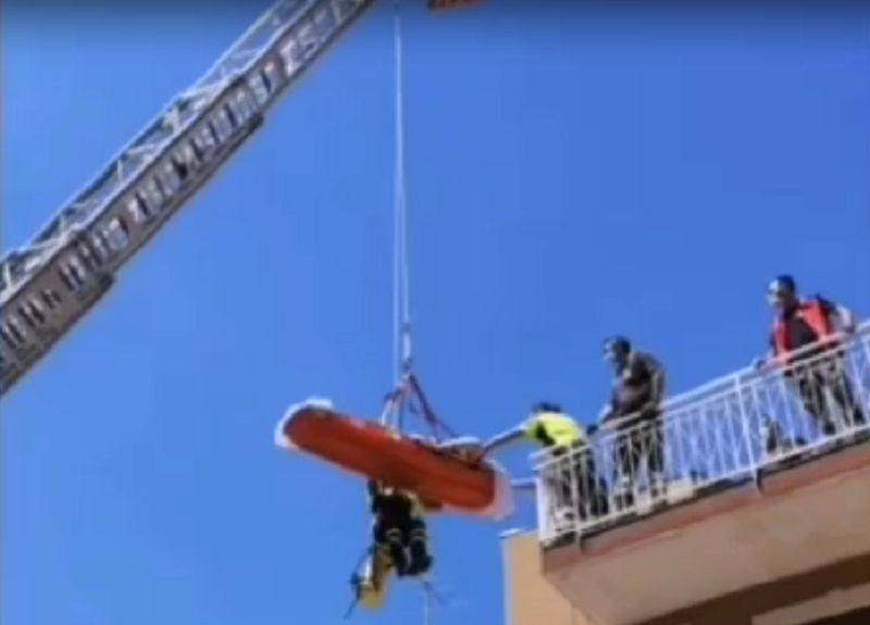 Le difficoltà di un giovane obeso nel Catanese: intervento dei pompieri per farlo rientrare a casa – VIDEO