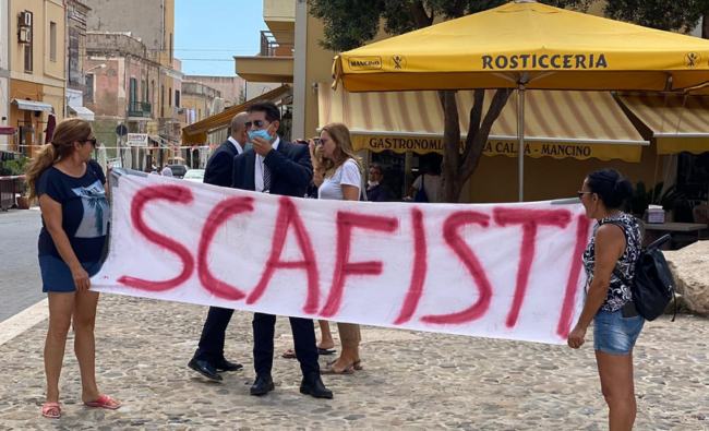 Ministro Lamorgese arriva a Lampedusa, scatta la protesta politica: “Siete scafisti”