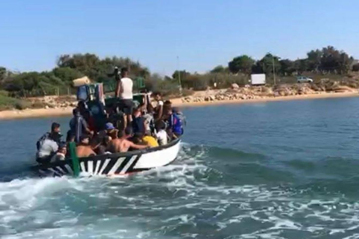 Sbarco fantasma a Marina di Ragusa, 40 migranti arrivano in spiaggia: fermati e identificati – IL VIDEO