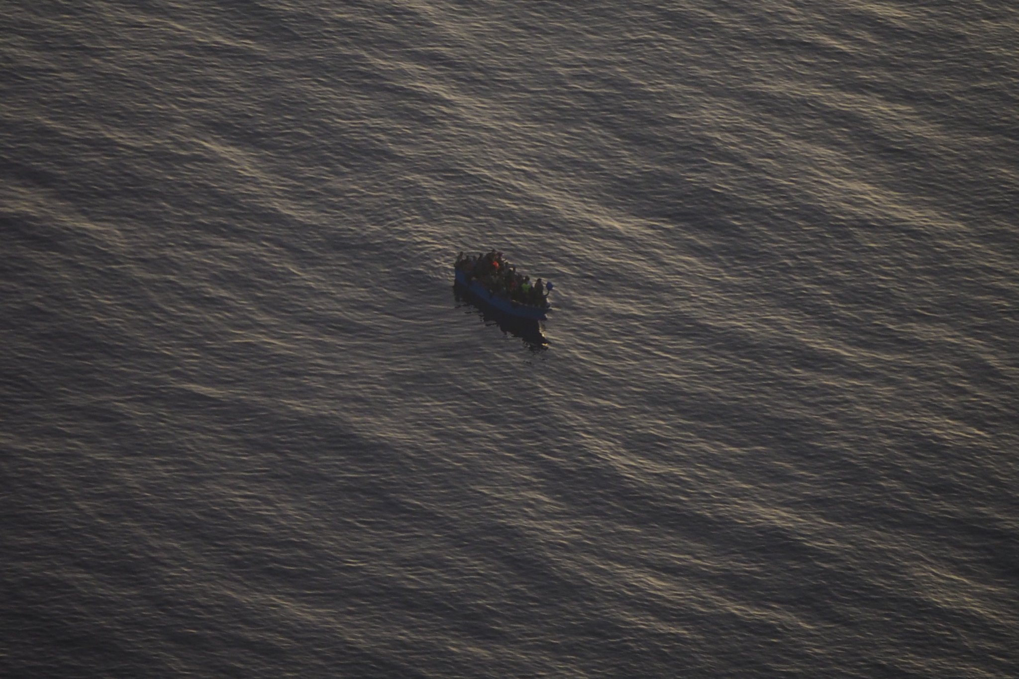 Imbarcazione alla deriva, migranti soccorsi in mare: salvate 57 persone